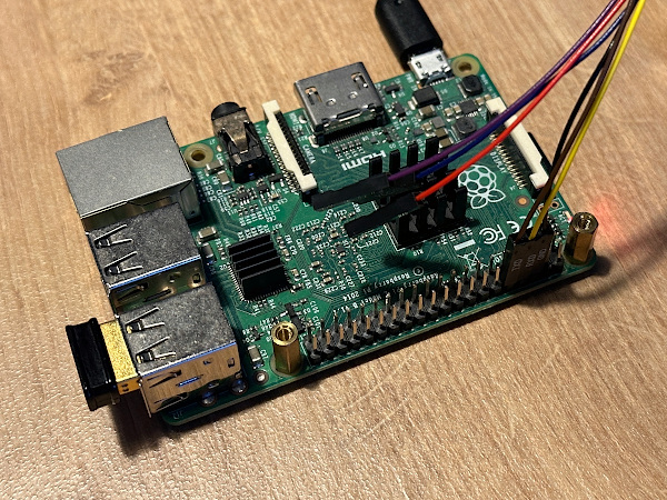 Raspi 2 with wires connected to GPIO Pins GND, RXD and TXD